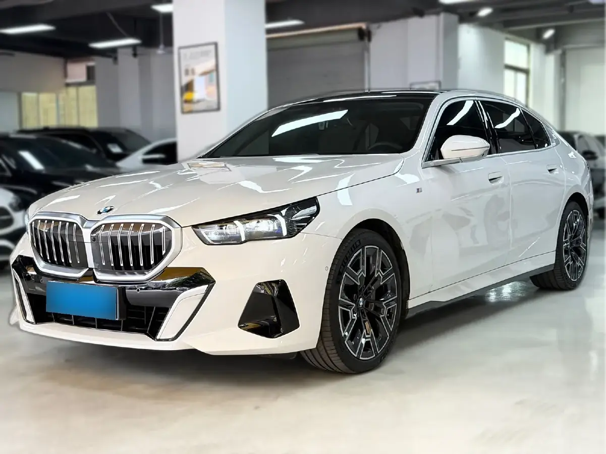 2024 BMW 5 Series 2.0T 258HP L4 8AT