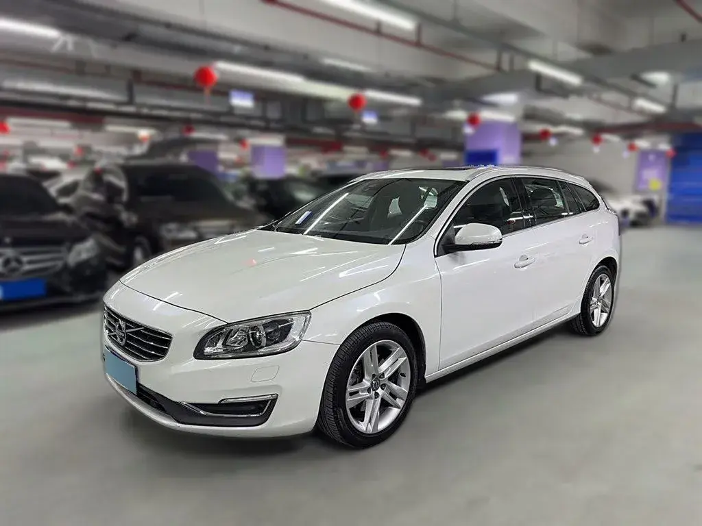 2016 Volvo V60 2.0T 245HP L4 8AT