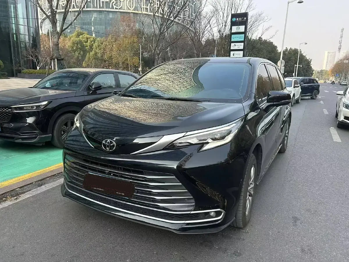 2024 Toyota Sienna 2.5L 189HP L4 E-CVT Hybrid