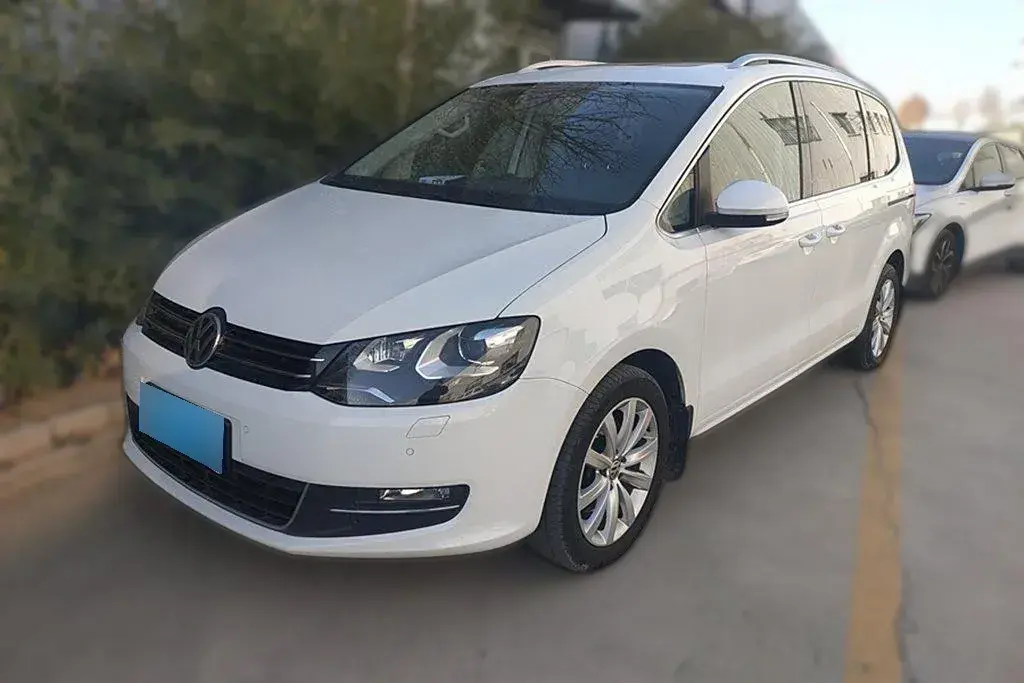 2016 Volkswagen Sharan 2.0T 220HP L4 6DCT