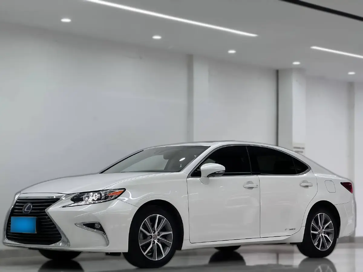 2017 Lexus ES 2.5L 160HP L4 E-CVT Hybrid
