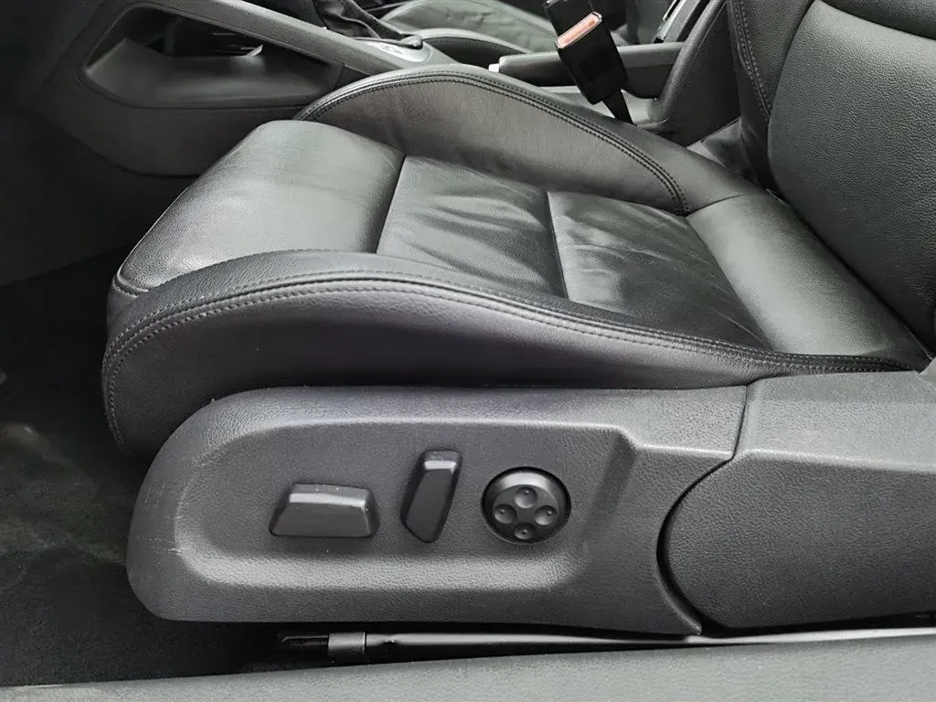 2011 Volkswagen Eos 2.0T 211HP L4 6DCT,autocango,china used car exporter,china ev exporter,chinese used car exporter,chinese used ev exporter