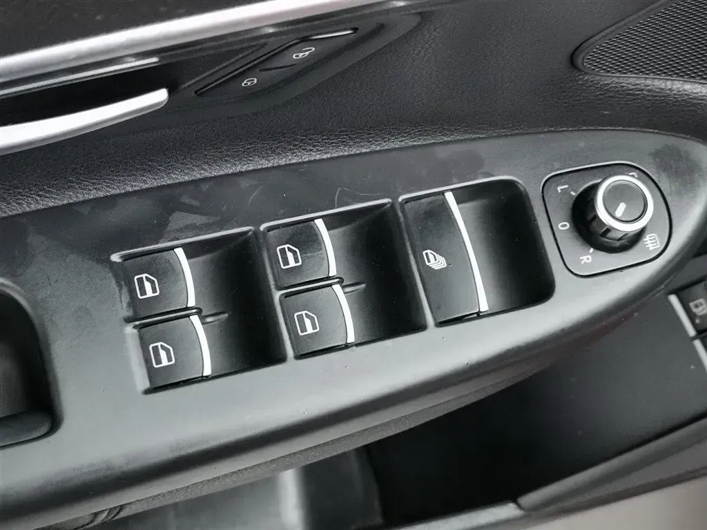 2011 Volkswagen Eos 2.0T 211HP L4 6DCT,autocango,china used car exporter,china ev exporter,chinese used car exporter,chinese used ev exporter