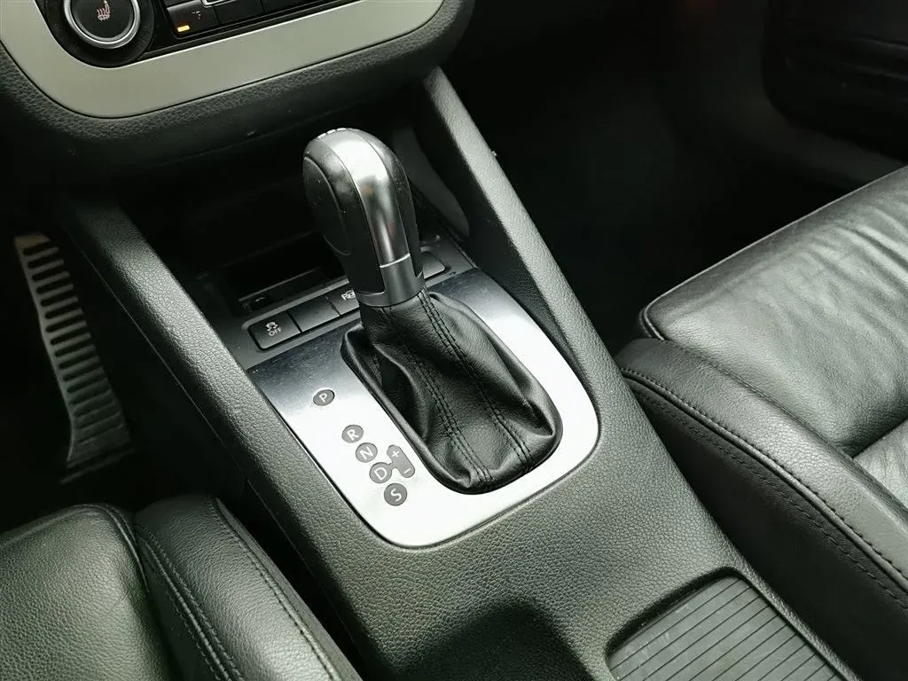 2011 Volkswagen Eos 2.0T 211HP L4 6DCT,autocango,china used car exporter,china ev exporter,chinese used car exporter,chinese used ev exporter