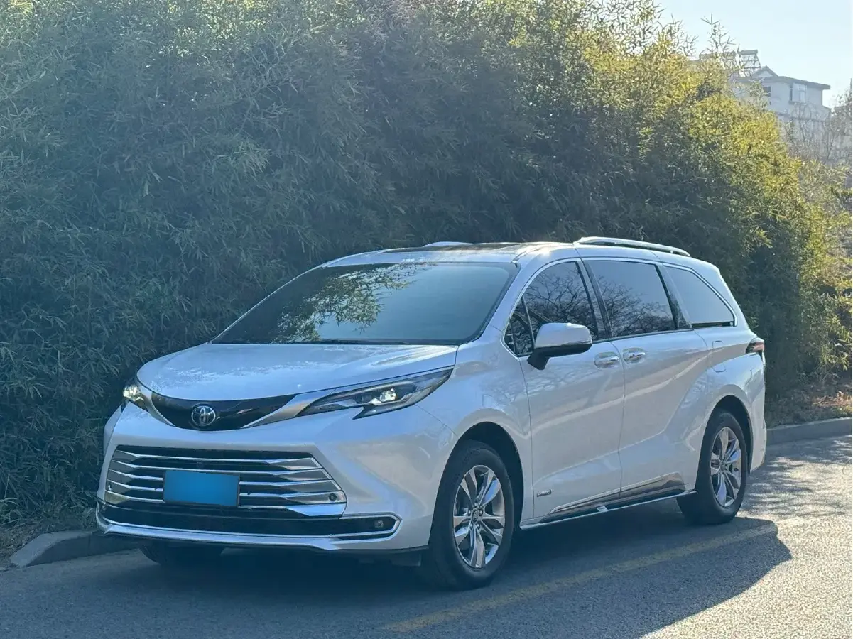 2023 Toyota Sienna 2.5L 189HP L4 E-CVT Hybrid