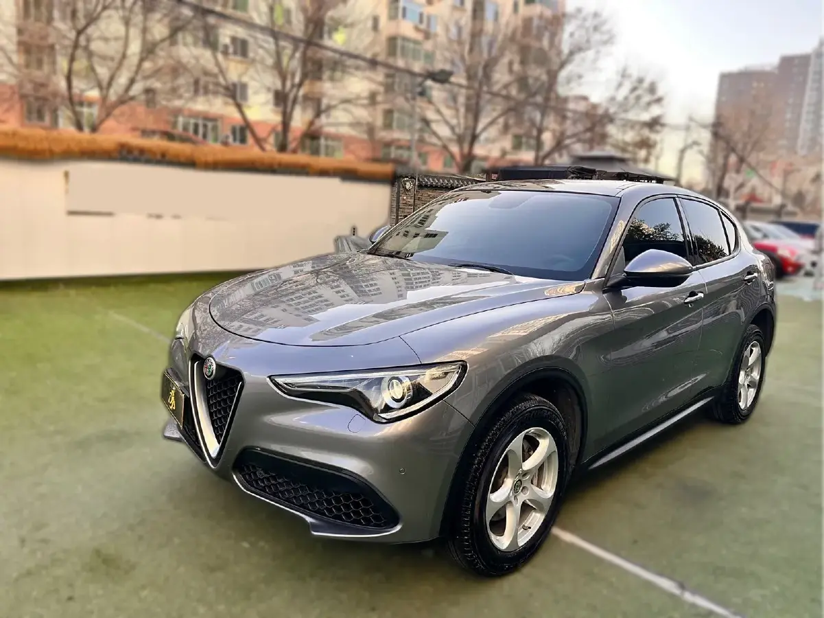 2017 Alfa Romeo Stelvio 2.0T 200HP L4 8AT