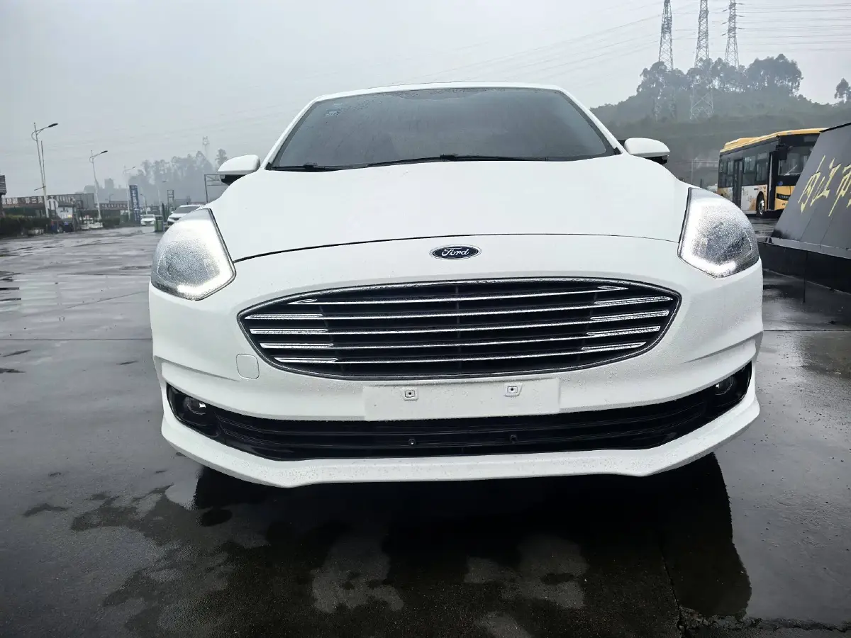 2019 Ford Escort 1.5L 122HP L3 6AT