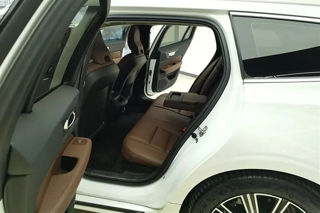 2020 Volvo V60 2.0T 254HP L4 8AT,autocango,china used car exporter,china ev exporter,chinese used car exporter,chinese used ev exporter