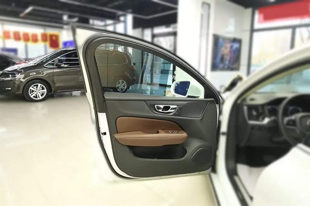 2020 Volvo V60 2.0T 254HP L4 8AT,autocango,china used car exporter,china ev exporter,chinese used car exporter,chinese used ev exporter