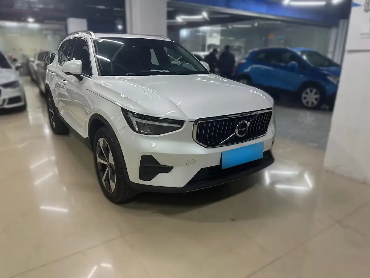 2023 Volvo XC40 2.0T 197HP L4 7DCT