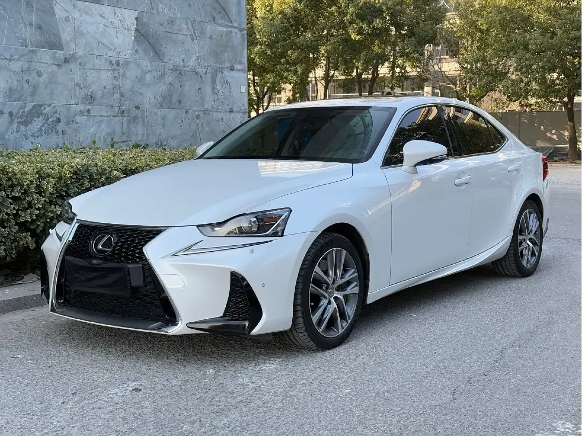 2017 Lexus IS 2.0T 245HP L4 8AT