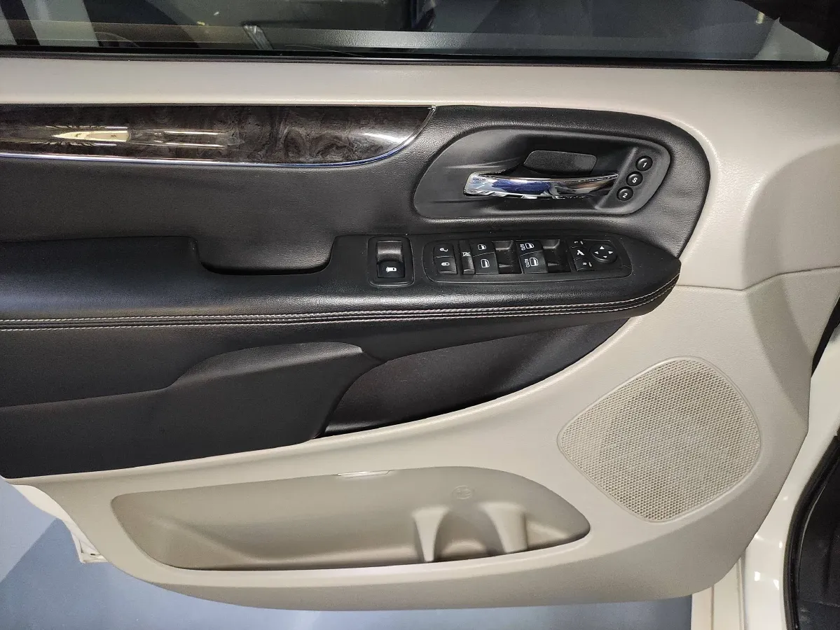 2013 Chrysler Pacifica 3.6L 283HP V6 6AT,autocango,china used car exporter,china ev exporter,chinese used car exporter,chinese used ev exporter