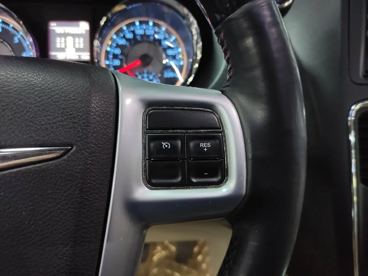 2013 Chrysler Pacifica 3.6L 283HP V6 6AT,autocango,china used car exporter,china ev exporter,chinese used car exporter,chinese used ev exporter