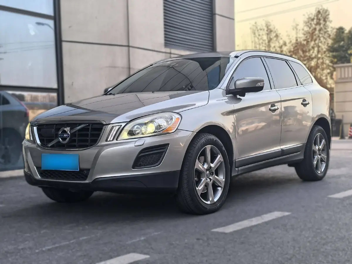 2013 Volvo XC60 2.0T 240HP L4 6DCT