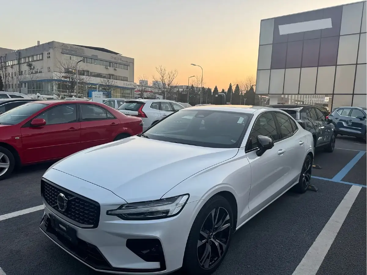 2024 Volvo S60 2.0T 250HP L4 8AT