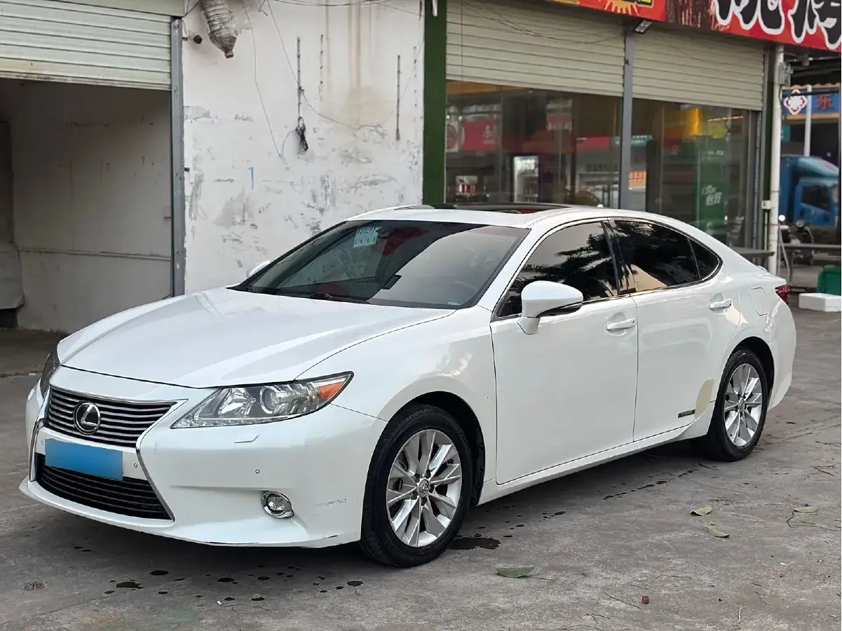 2014 Lexus ES 2.5L 160HP L4 E-CVT Hybrid
