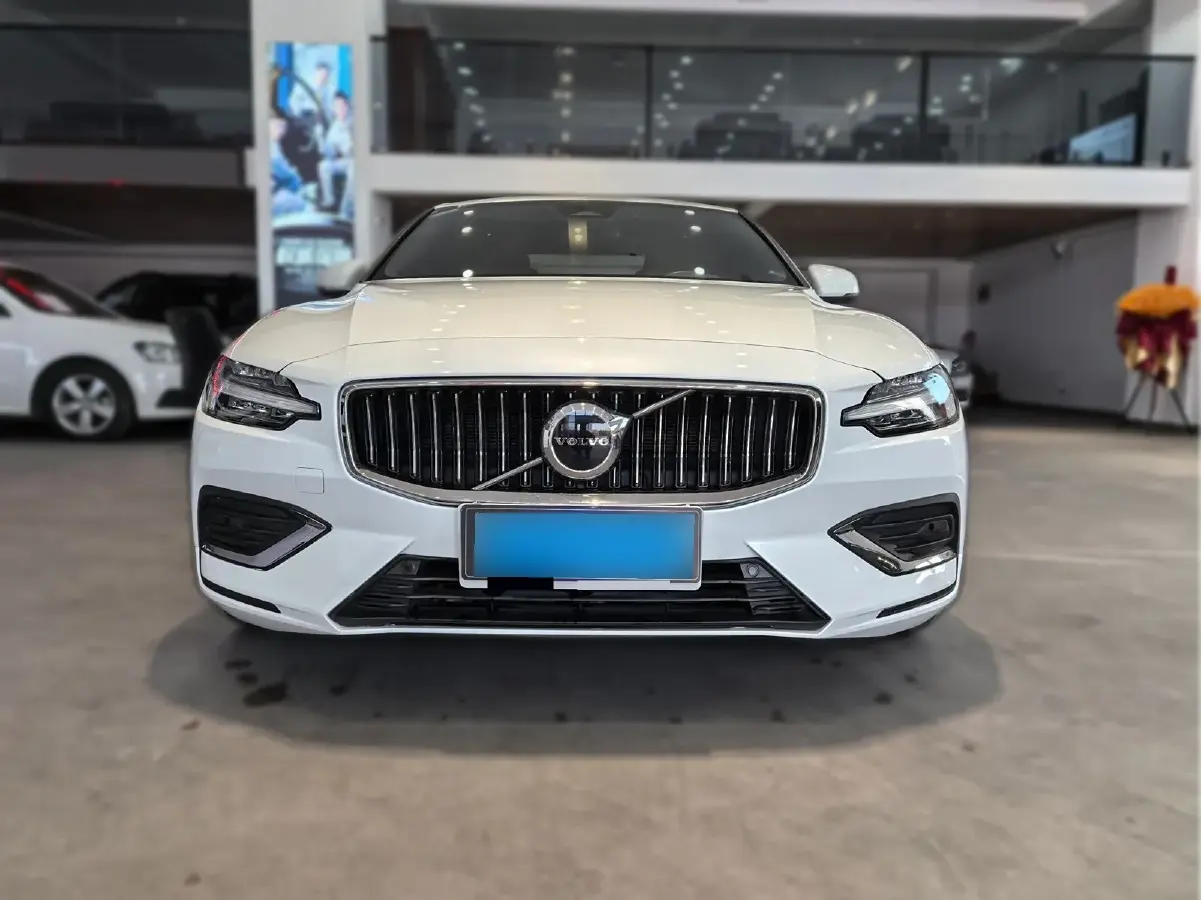 2024 Volvo S60 2.0T 197HP L4 7DCT
