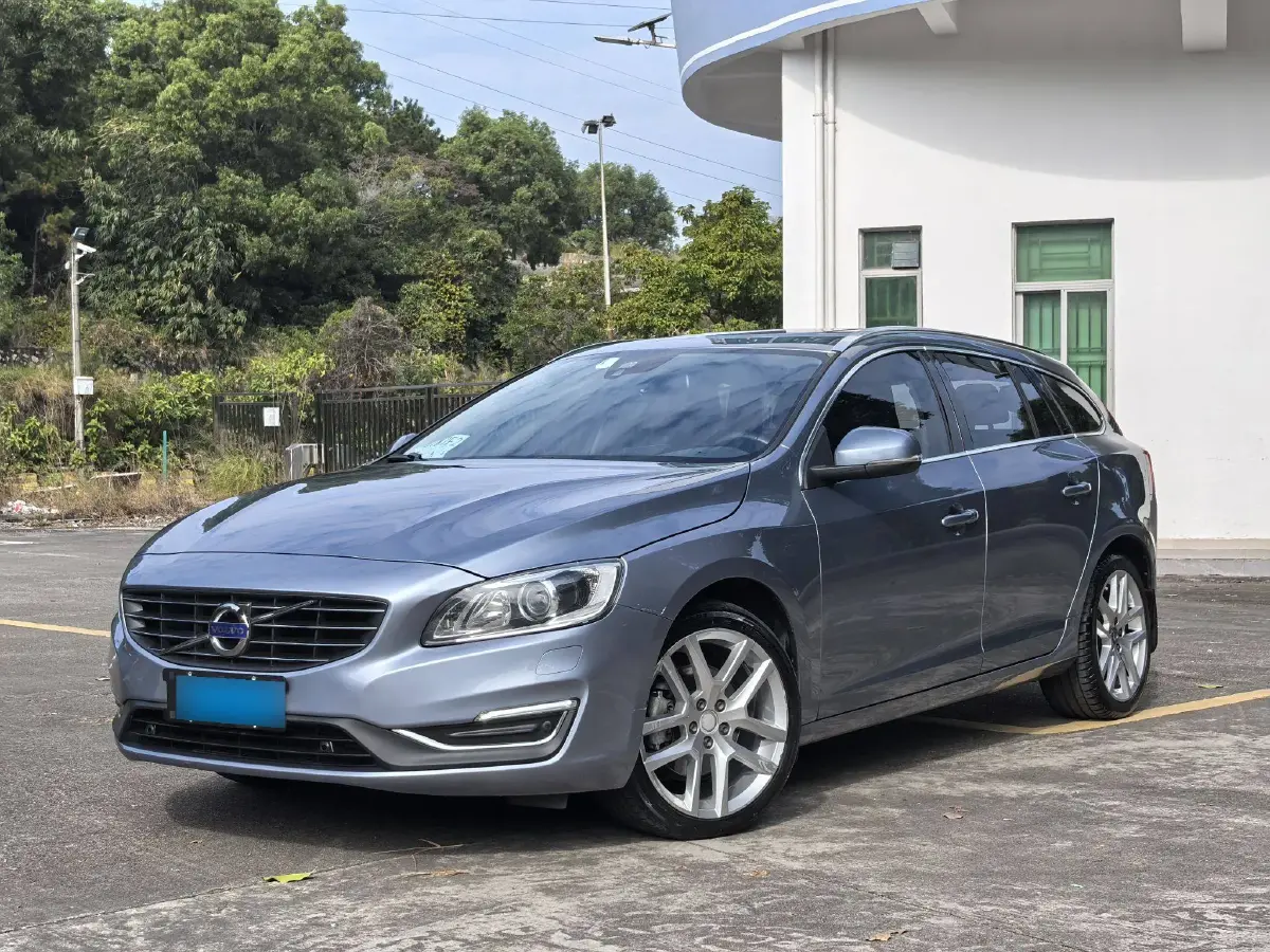 2017 Volvo V60 2.0T 245HP L4 8AT