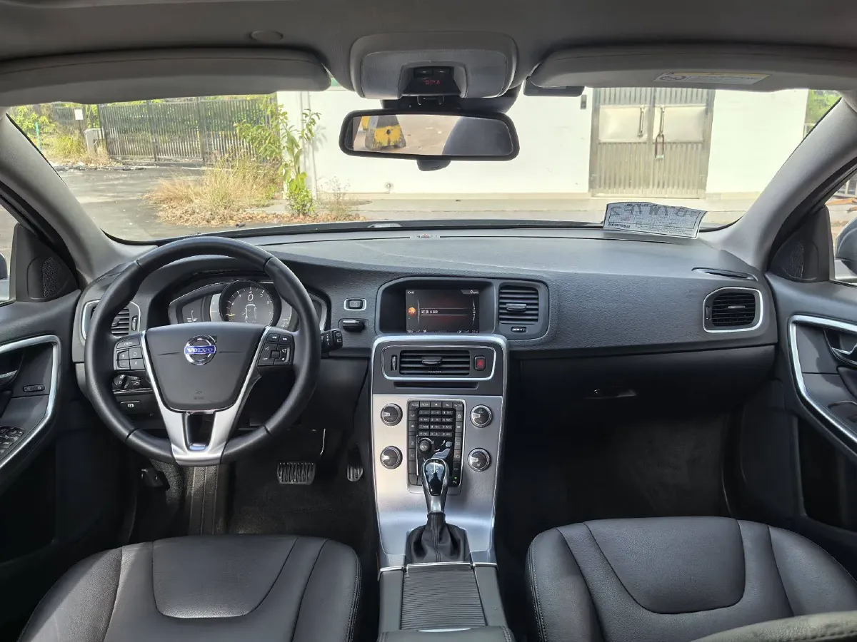 2017 Volvo V60 2.0T 245HP L4 8AT,autocango,china used car exporter,china ev exporter,chinese used car exporter,chinese used ev exporter