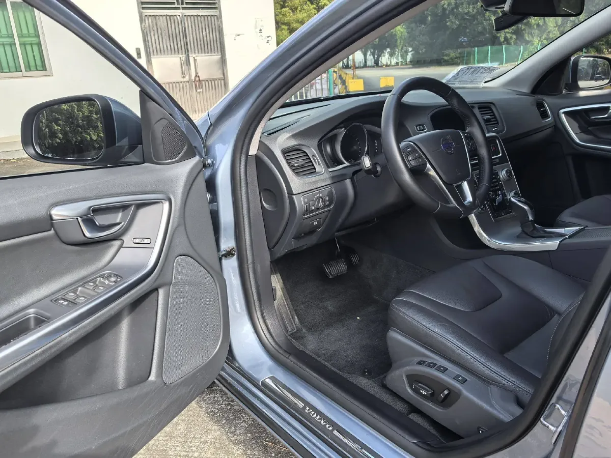 2017 Volvo V60 2.0T 245HP L4 8AT,autocango,china used car exporter,china ev exporter,chinese used car exporter,chinese used ev exporter