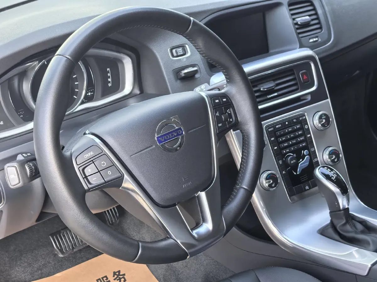 2017 Volvo V60 2.0T 245HP L4 8AT,autocango,china used car exporter,china ev exporter,chinese used car exporter,chinese used ev exporter