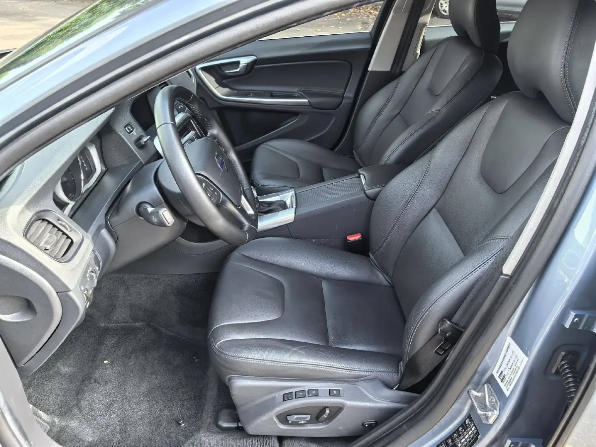 2017 Volvo V60 2.0T 245HP L4 8AT,autocango,china used car exporter,china ev exporter,chinese used car exporter,chinese used ev exporter