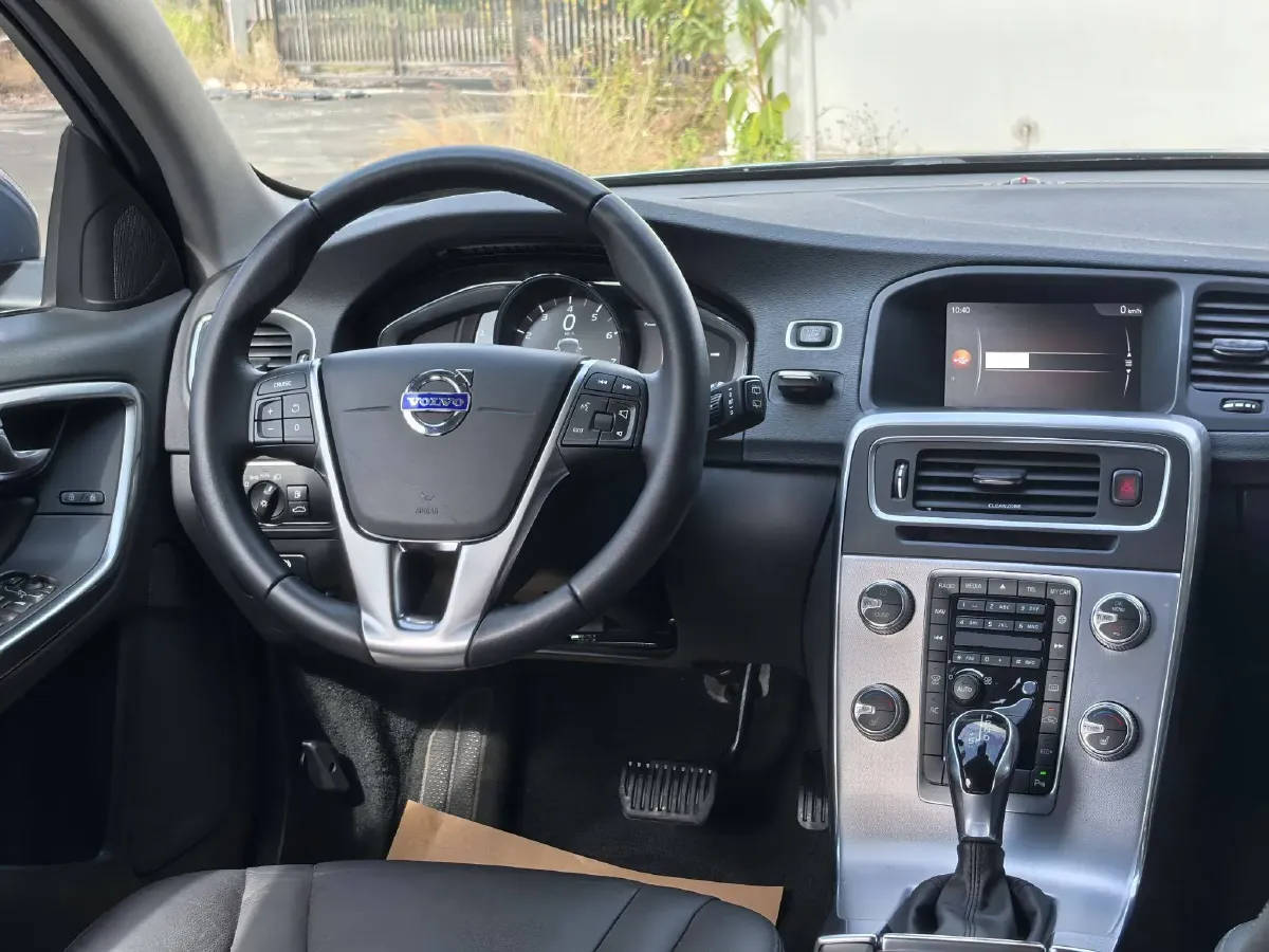 2017 Volvo V60 2.0T 245HP L4 8AT,autocango,china used car exporter,china ev exporter,chinese used car exporter,chinese used ev exporter