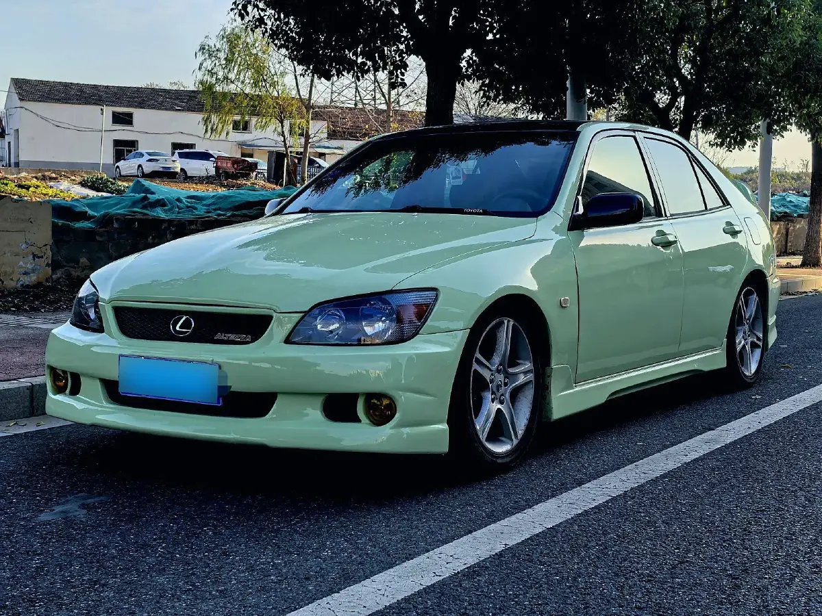 2004 Lexus IS 2.0L 155HP L6 4AT