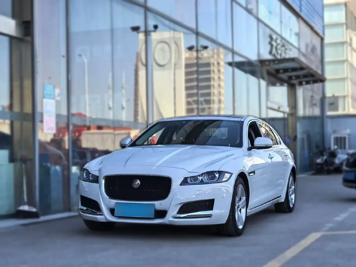 2022 Jaguar XFL 2.0T 200HP L4 8AT