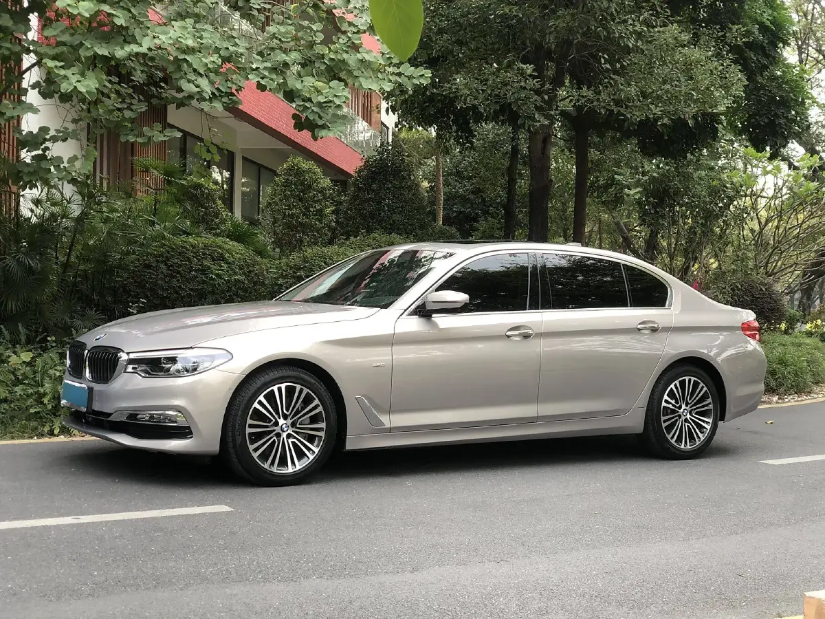2018 BMW 5 Series 3.0T 340HP L6 8AT