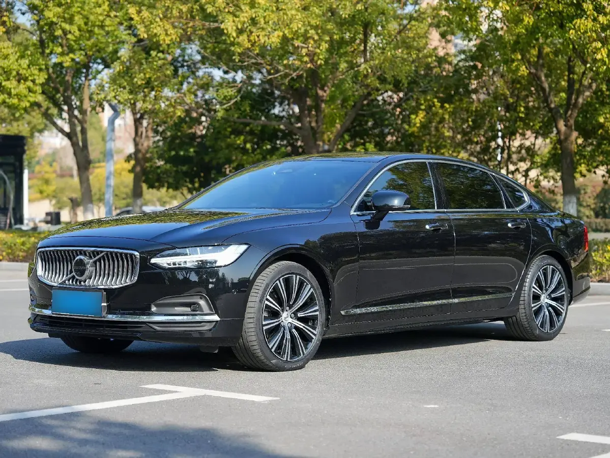 2022 Volvo S90 2.0T 250HP L4 8AT