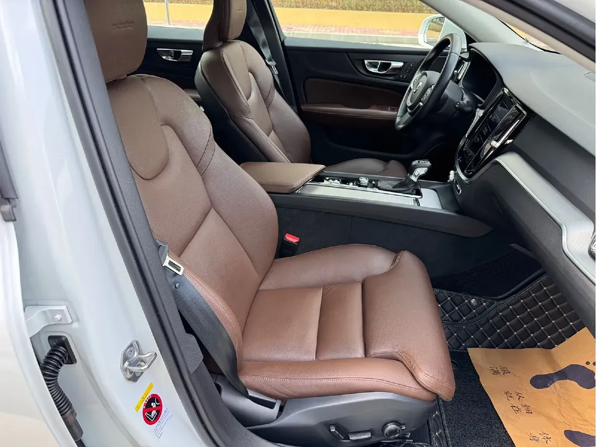 2020 Volvo V60 2.0T 254HP L4 8AT,autocango,china used car exporter,china ev exporter,chinese used car exporter,chinese used ev exporter