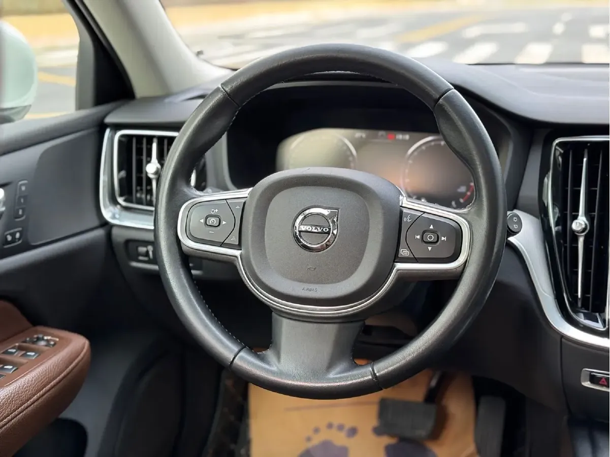 2020 Volvo V60 2.0T 254HP L4 8AT,autocango,china used car exporter,china ev exporter,chinese used car exporter,chinese used ev exporter