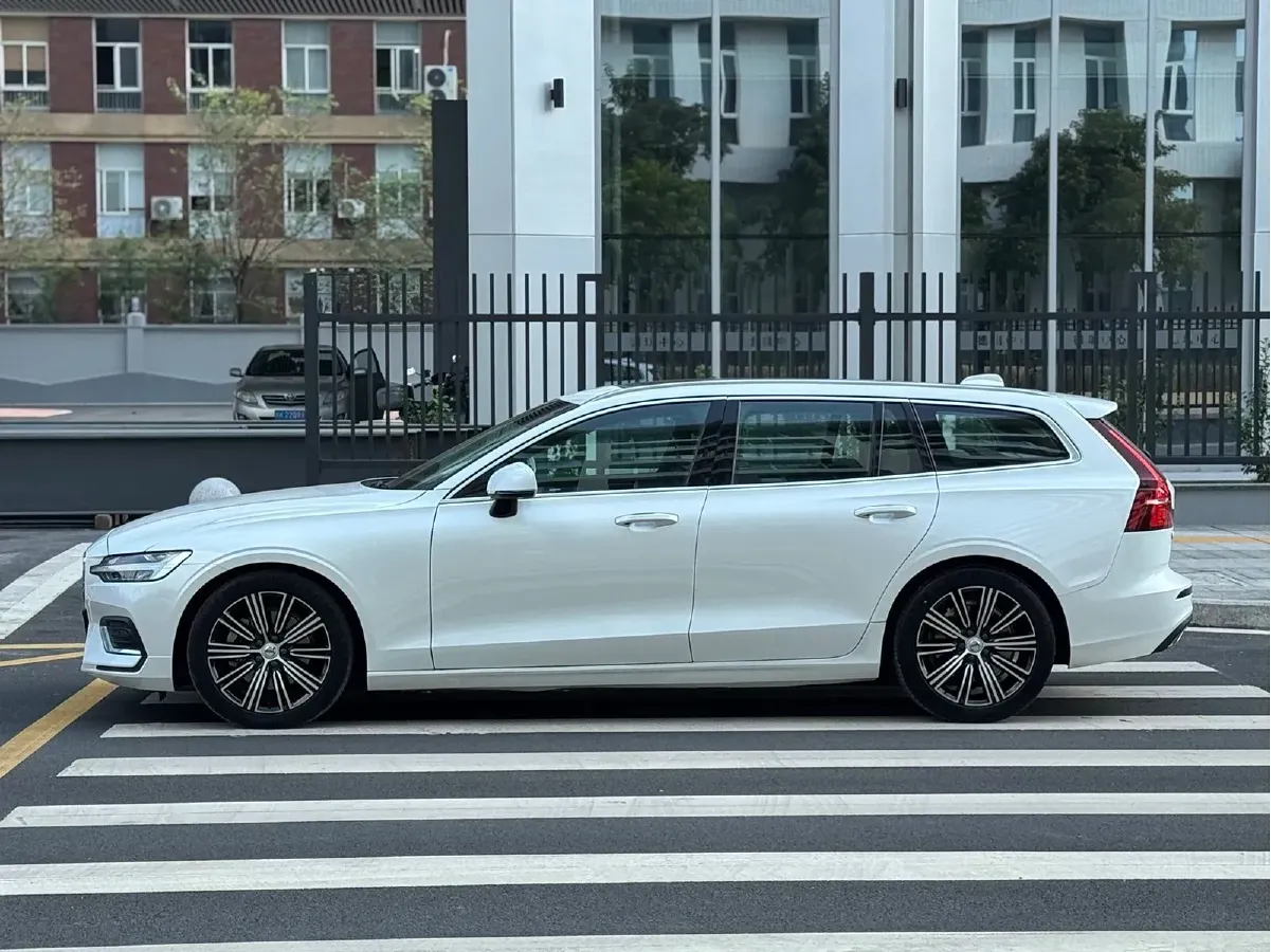 2020 Volvo V60 2.0T 254HP L4 8AT,autocango,china used car exporter,china ev exporter,chinese used car exporter,chinese used ev exporter