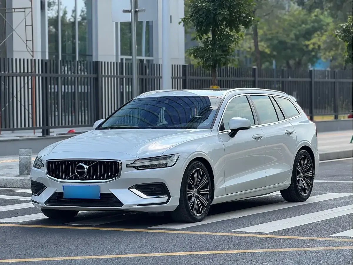 2020 Volvo V60 2.0T 254HP L4 8AT