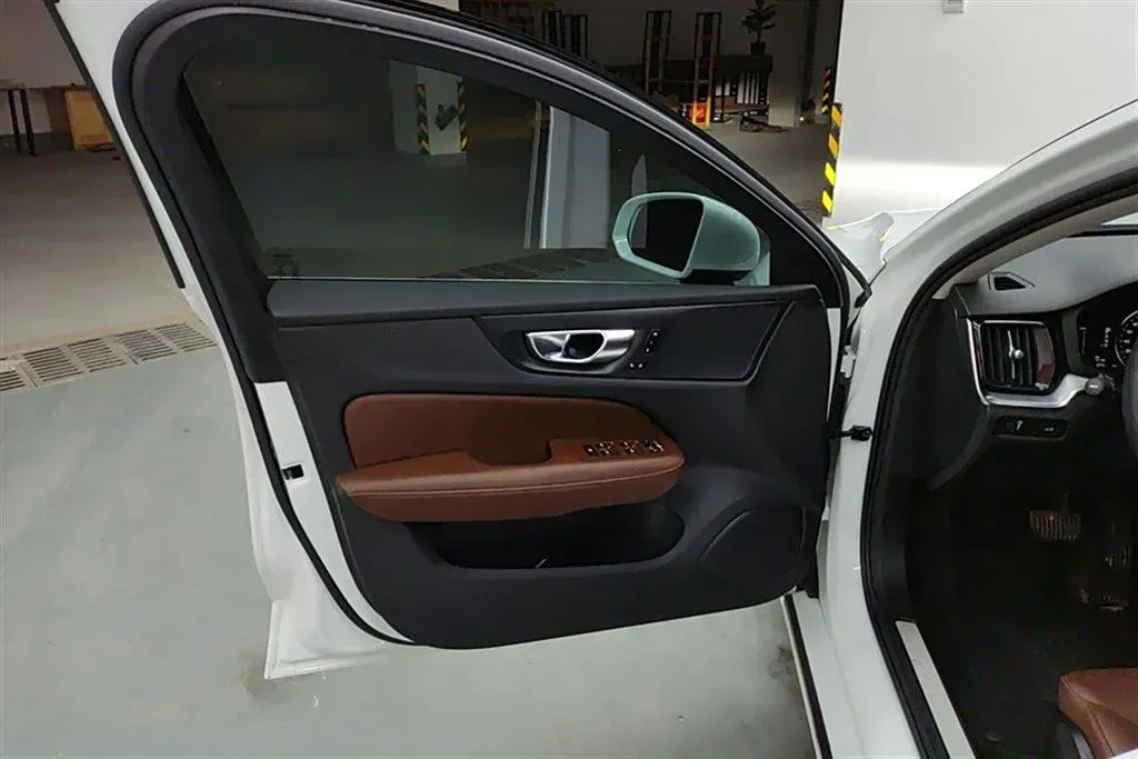 2020 Volvo V60 2.0T 190HP L4 8AT,autocango,china used car exporter,china ev exporter,chinese used car exporter,chinese used ev exporter