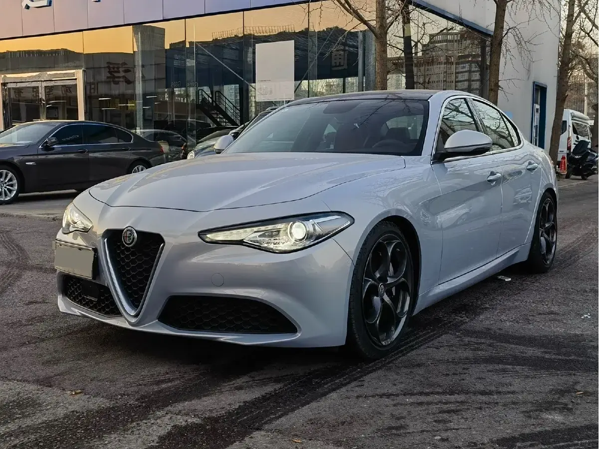 2021 Alfa Romeo Giulia 2.0T 280HP L4 8AT