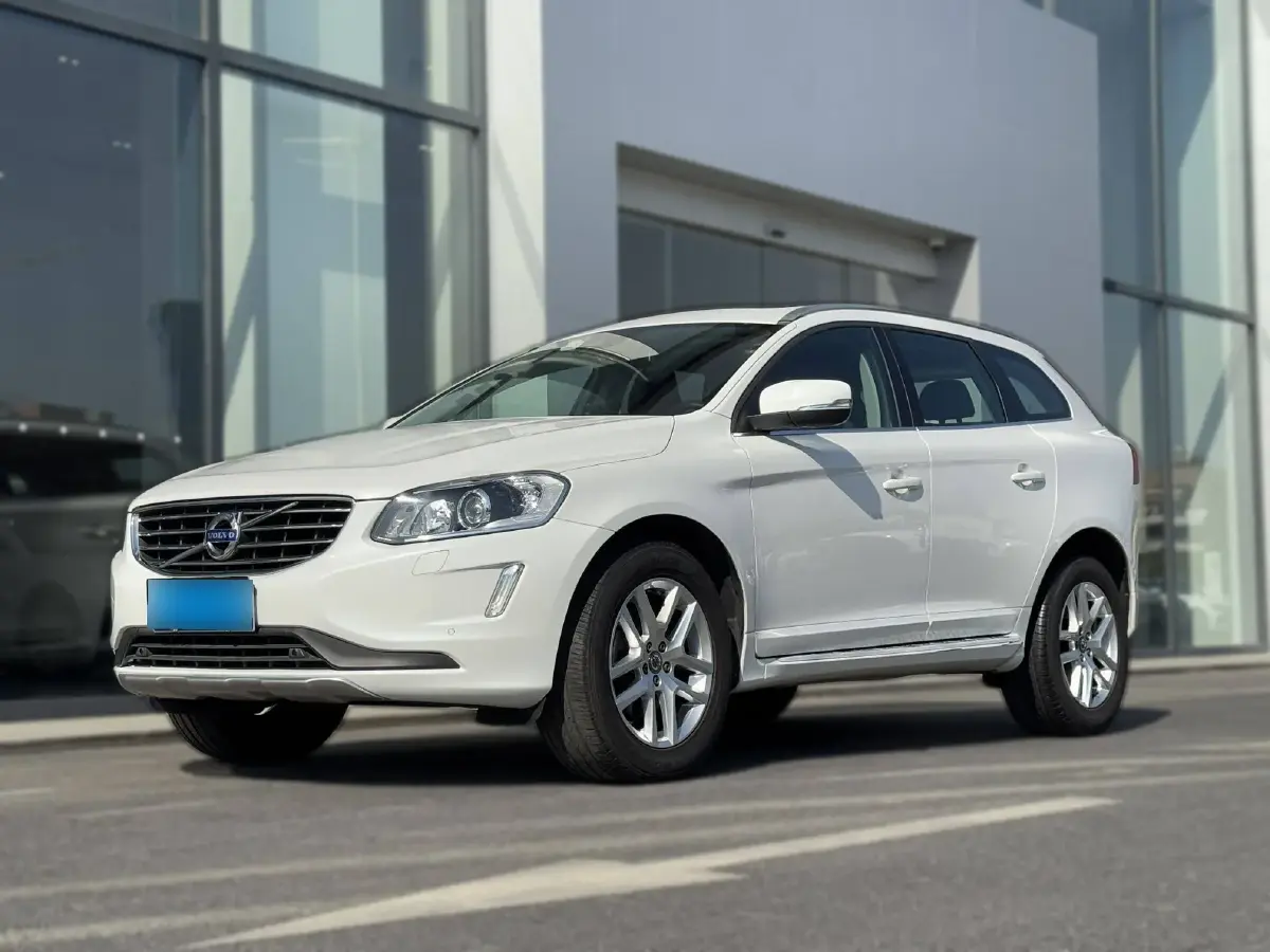 2017 Volvo XC60 2.0T 245HP L4 8AT