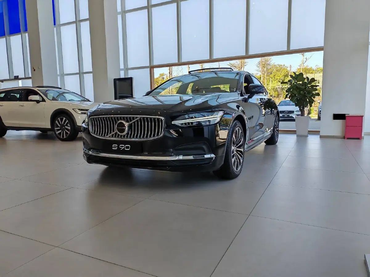 2024 Volvo S90 2.0T 250HP L4 8AT