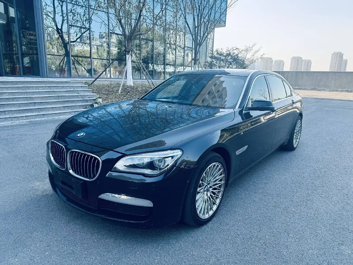 2013 BMW 7 Series 3.0T 320HP L6 8AT