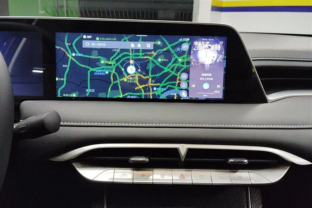 2023 Venucia Grand V DD-i 1.5T 163HP L4 E-CVT PHEV 18.4KWH,autocango,china used car exporter,china ev exporter,chinese used car exporter,chinese used ev exporter