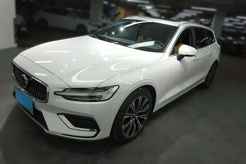 2023 Volvo V60 2.0T 250HP L4 8AT