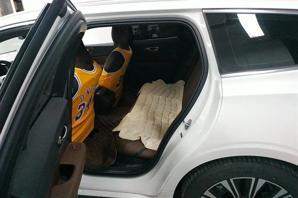 2023 Volvo V60 2.0T 250HP L4 8AT,autocango,china used car exporter,china ev exporter,chinese used car exporter,chinese used ev exporter