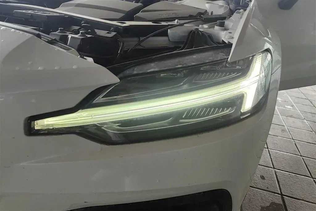 2023 Volvo V60 2.0T 250HP L4 8AT,autocango,china used car exporter,china ev exporter,chinese used car exporter,chinese used ev exporter