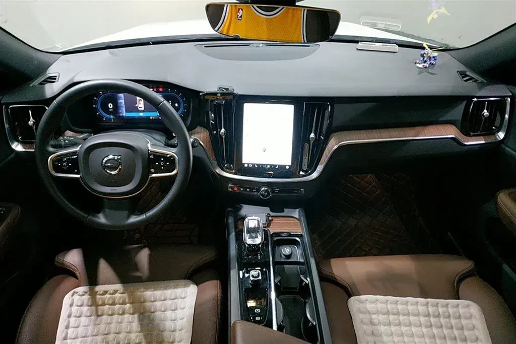 2023 Volvo V60 2.0T 250HP L4 8AT,autocango,china used car exporter,china ev exporter,chinese used car exporter,chinese used ev exporter