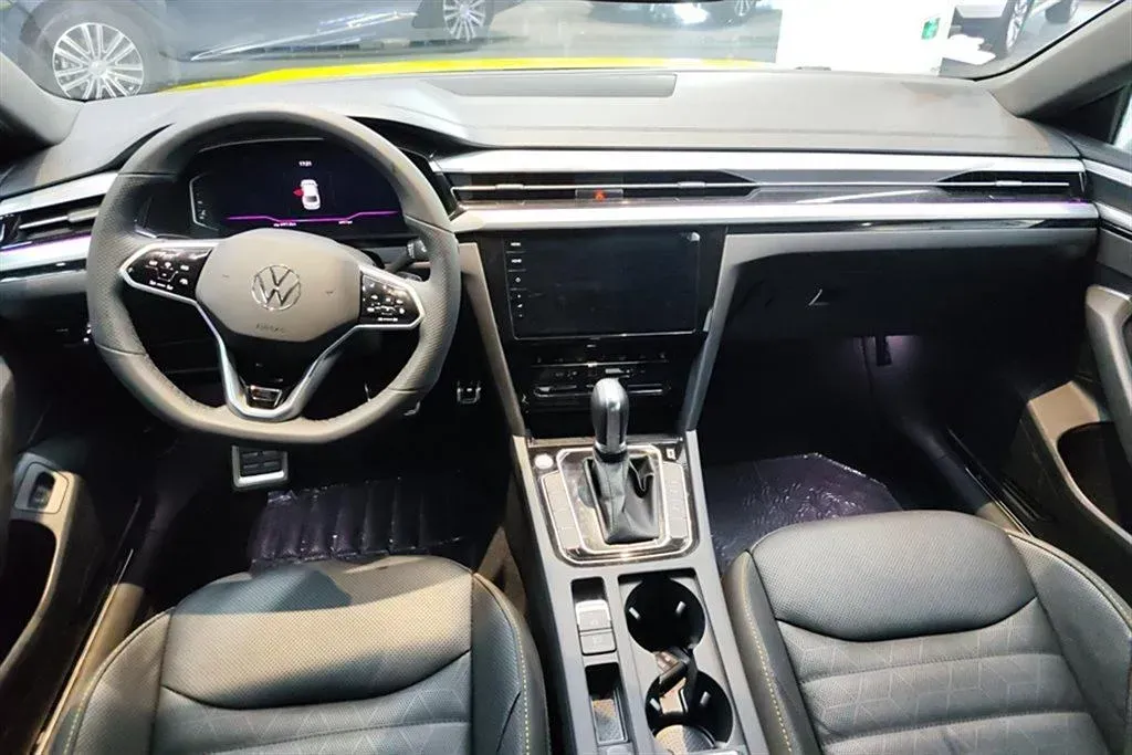 2023 Volkswagen CC 2.0T 220HP L4 7DCT,autocango,china used car exporter,china ev exporter,chinese used car exporter,chinese used ev exporter