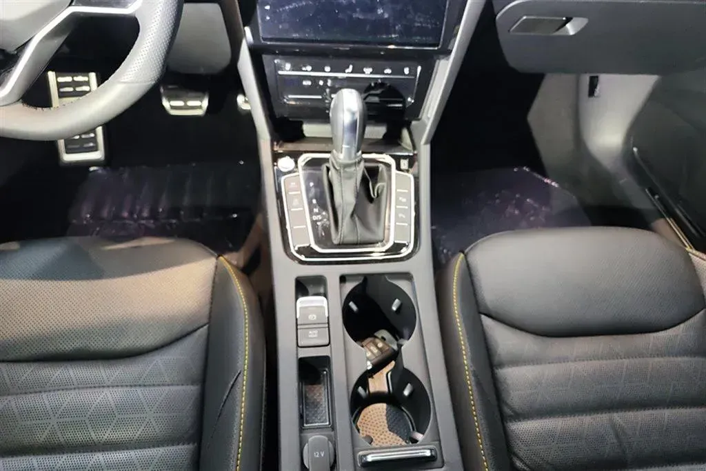 2023 Volkswagen CC 2.0T 220HP L4 7DCT,autocango,china used car exporter,china ev exporter,chinese used car exporter,chinese used ev exporter