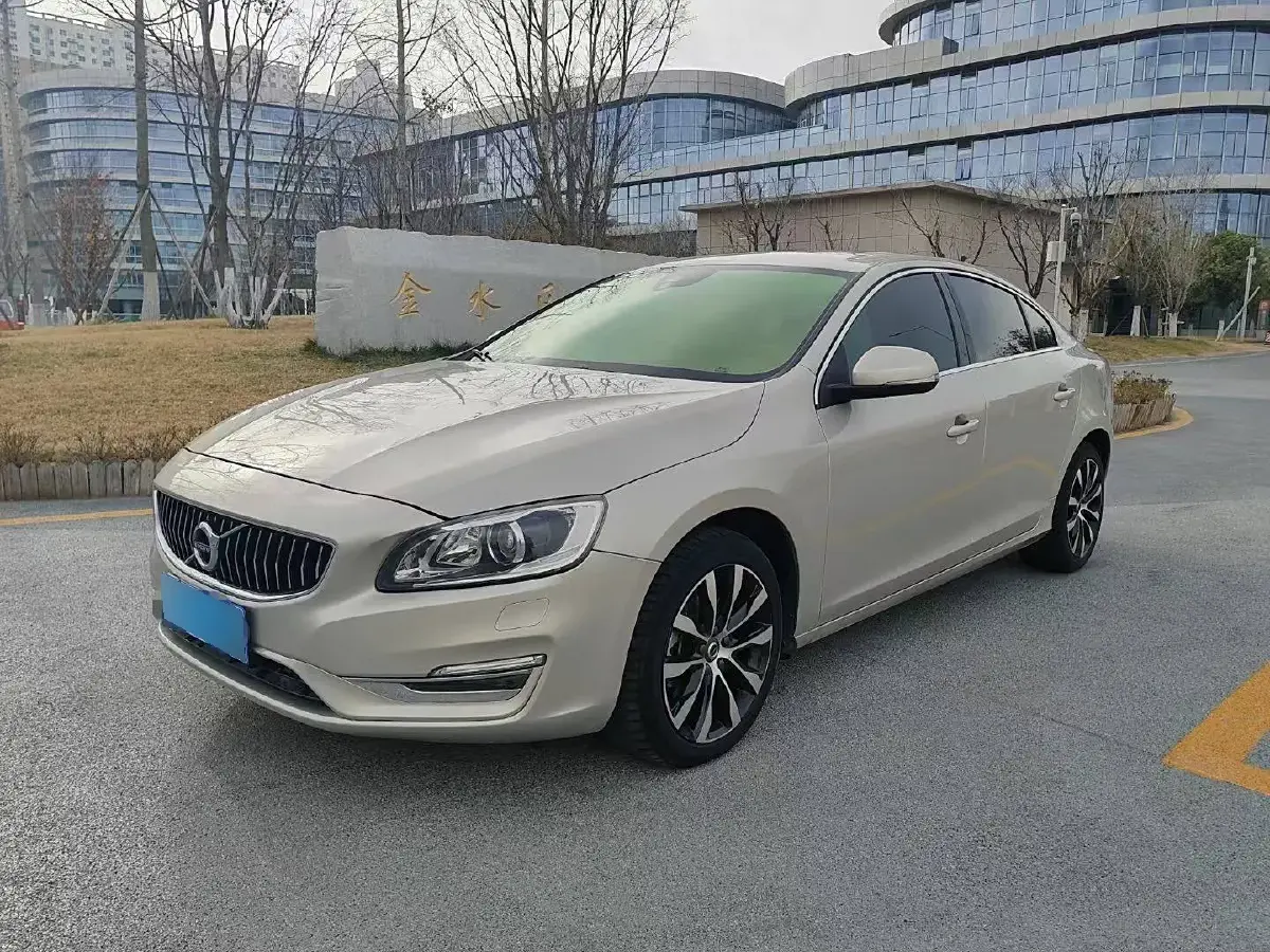 2019 Volvo S60 2.0T 245HP L4 8AT