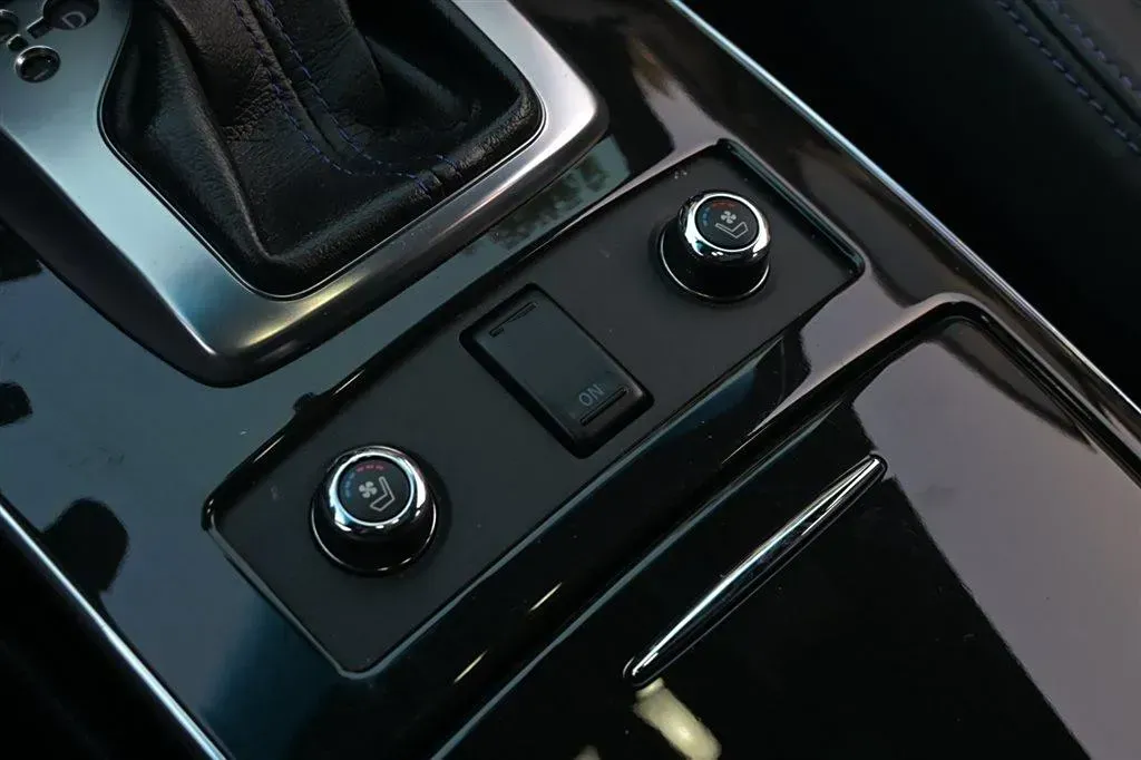 2015 Infiniti QX70 3.7L 351HP V6 7AT,autocango,china used car exporter,china ev exporter,chinese used car exporter,chinese used ev exporter