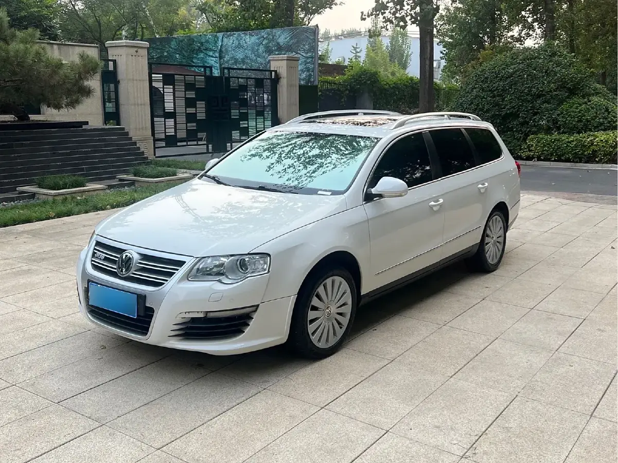 2011 Volkswagen Passat 2.0T 211HP L4 6DCT